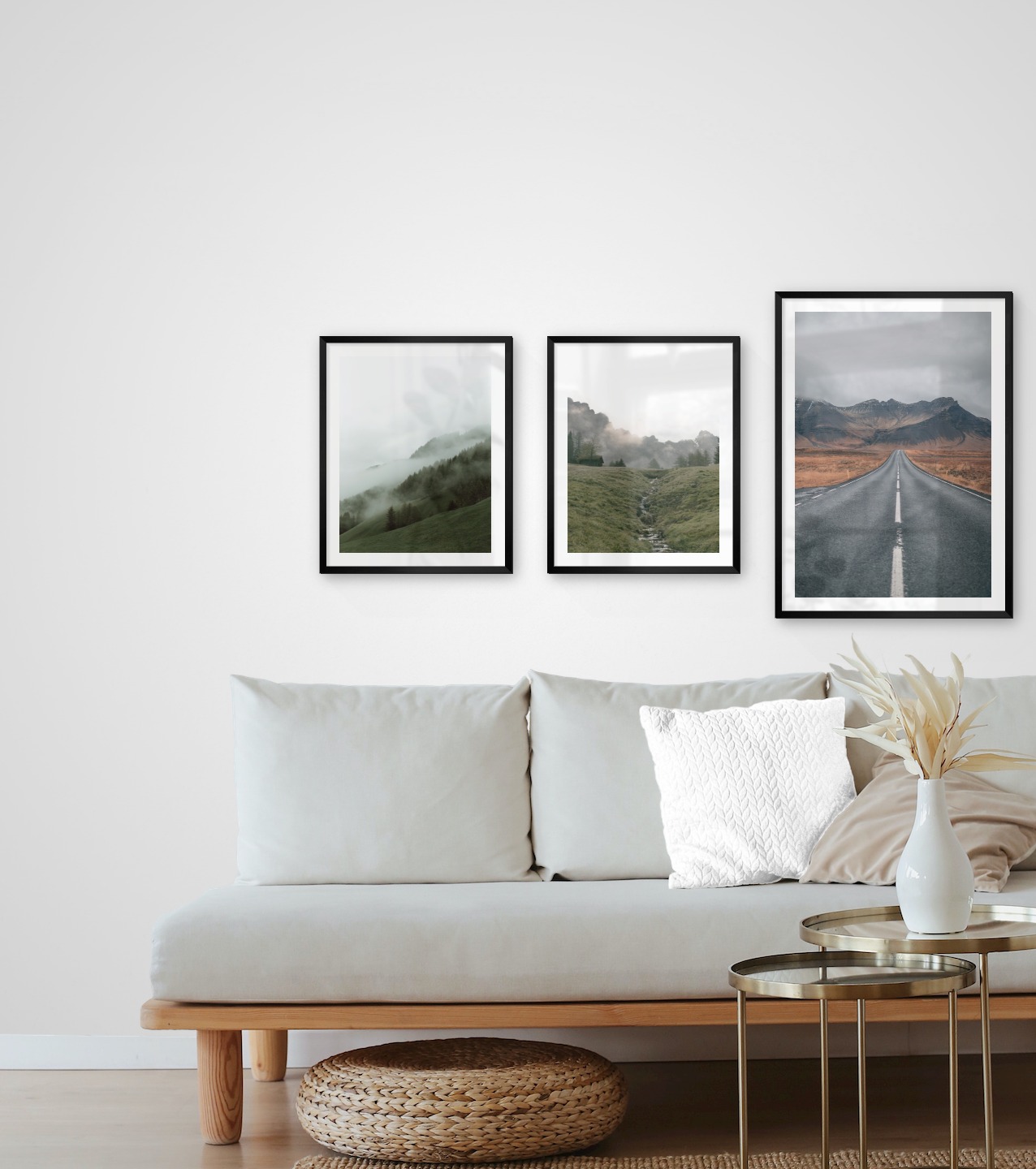 Tavelvägg med ramar i svart i storlekar 40x50 och 50x70 med posters med "Dimmig sluttning", "Grön dal framför berg" och "Väg och berg"