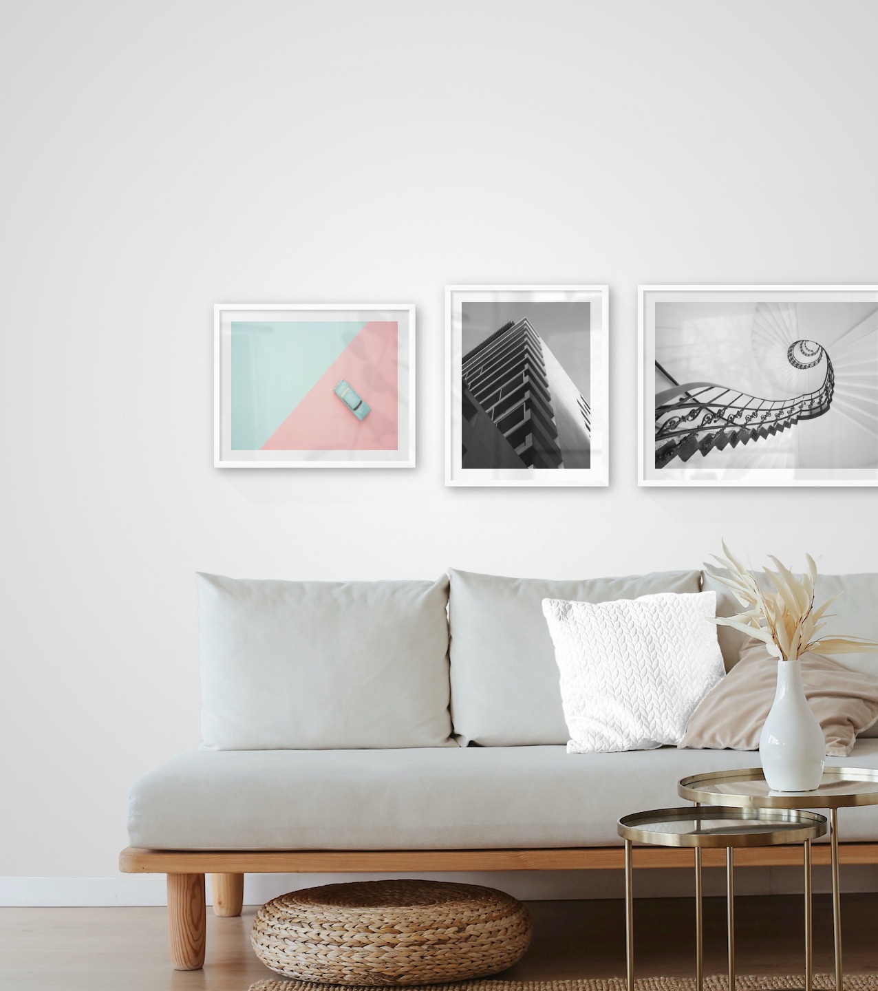 Tavelvägg med ramar i vitt i storlekar 40x50 och 50x70 med posters med "Blå bil och rosa", "Svartvit byggnad" och "Cirkulärt trappräcke"
