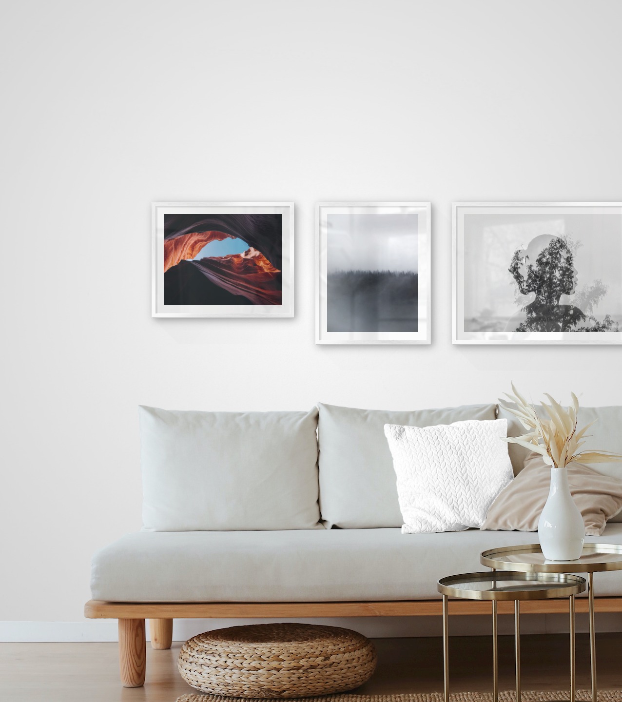 Tavelvägg med ramar i silver i storlekar 40x50 och 50x70 med posters med "Röda klippformationer", "Dimma över trädtoppar" och "Träd och silhuett"