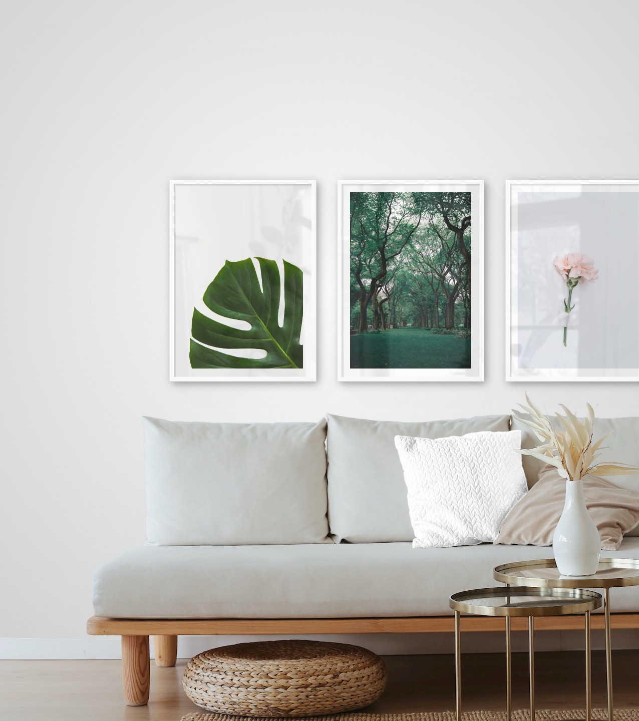 Tavelvägg med ramar i vitt i storlekar 50x70 med posters med "Växt", "Grönska och träd" och "Rosa blomma"