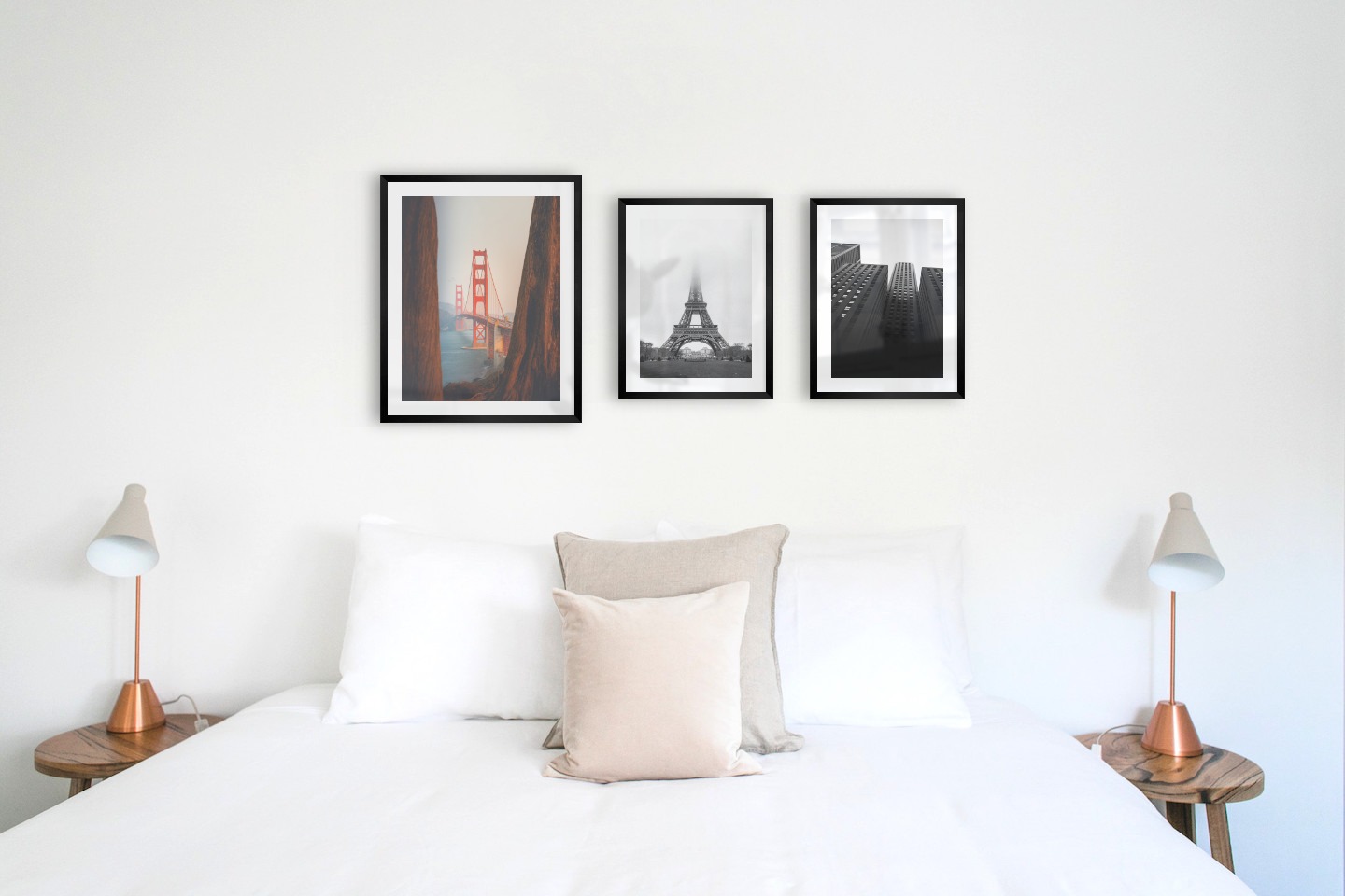 Tavelvägg med ramar i svart i storlekar 40x50 och 30x40 med posters med "Golden Gate Bridge", "Eifeltornet med dimma" och "Höga byggnader"