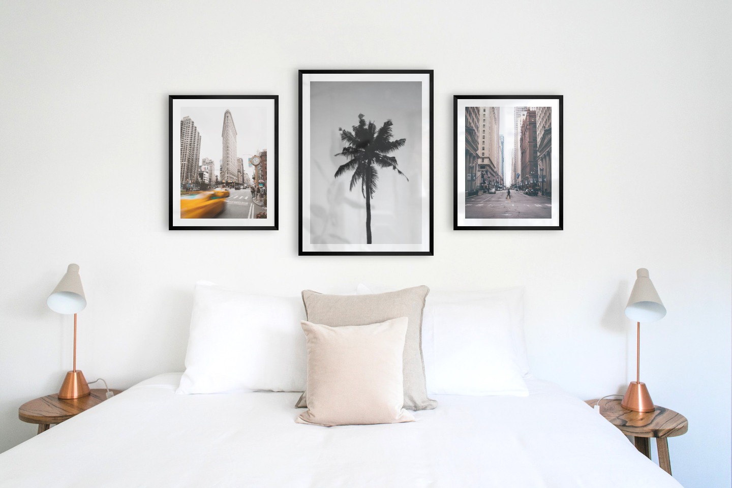 Tavelvägg med ramar i svart i storlekar 40x50 och 50x70 med posters med "Gula taxibilar i stad", "Palm" och "Man gåendes över gatan"