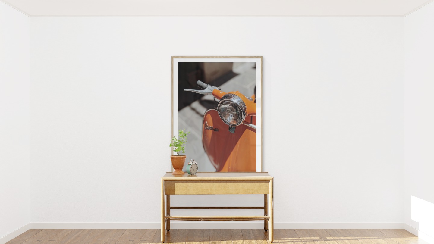 Tavelvägg med ram i trä i storlek 100x150 med poster med "Orange vespa"