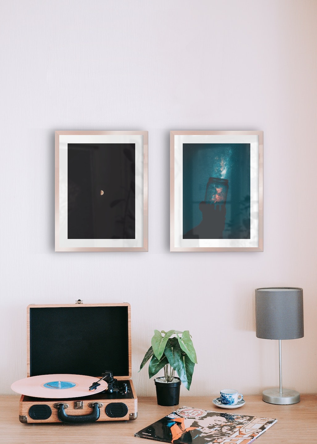 Tavelvägg med ramar i koppar i storlekar 30x40 med posters med "Månen" och "Burk framför rymden"