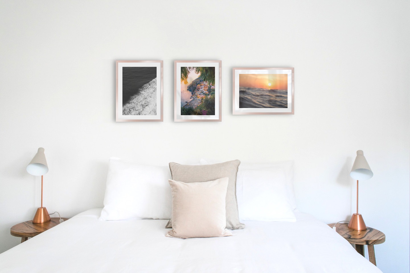 Tavelvägg med ramar i koppar i storlekar 30x40 med posters med "Svall från vågor", "Stad vid havet" och "Vågor och solen"