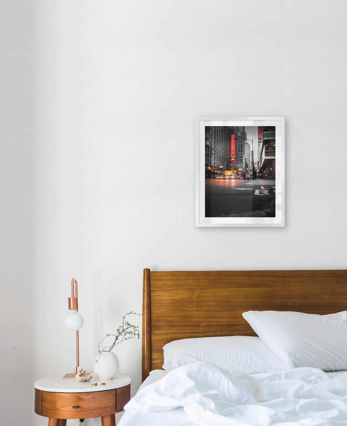 Tavelvägg med ram i silver i storlek 40x50 med poster med "Trafikerad stadskärna"