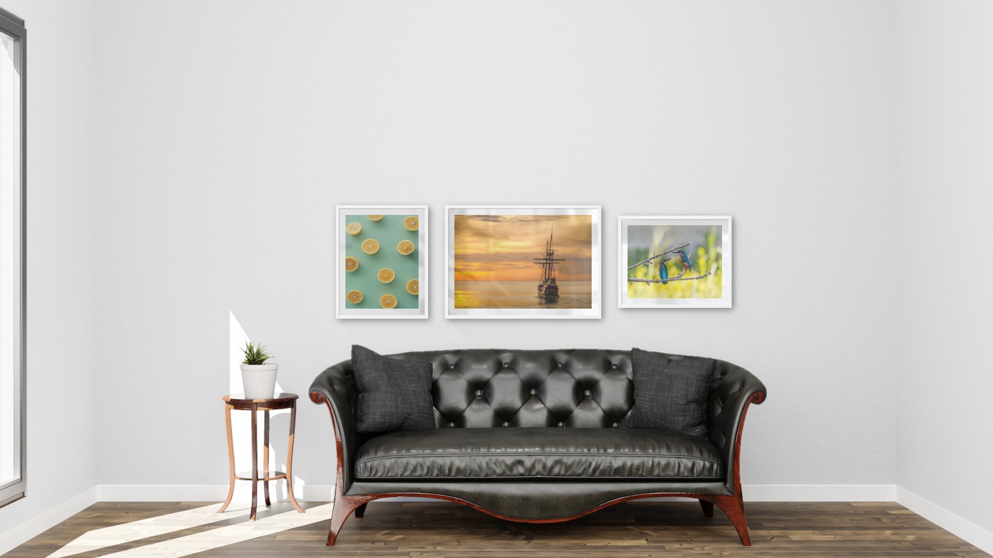 Tavelvägg med ramar i vitt i storlekar 40x50 och 50x70 med posters med "Citroner", "Skepp på havet" och "Kolibrifåglar"