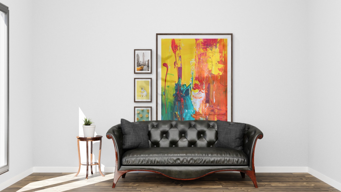 Tavelvägg med ramar i mörkt trä i storlekar 21x30 och 100x150 med posters med "Gula taxibilar i stad", "Kanin med glasögon", "Citroner" och "Abstrakt konst 5"