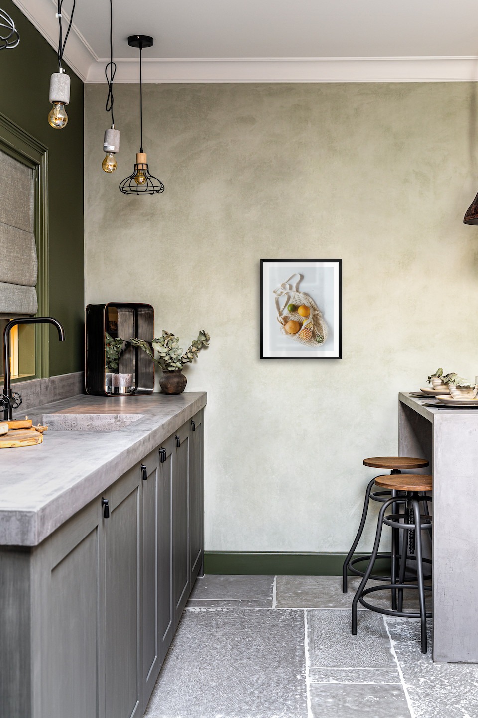 Tavelvägg med ram i svart i storlek 40x50 med poster med "Frukt i påse"