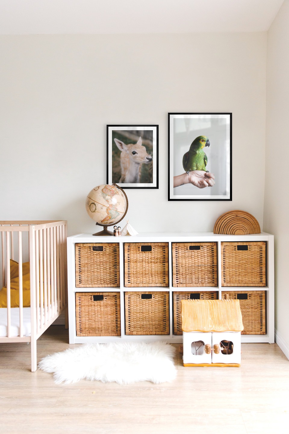 Tavelvägg med ramar i svart i storlekar 40x50 och 50x70 med posters med "Hjort" och "Grön papegoja"