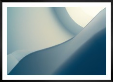 Tavelvägg med ram i svart i storlek 50x70 med poster med "Blå geometri"