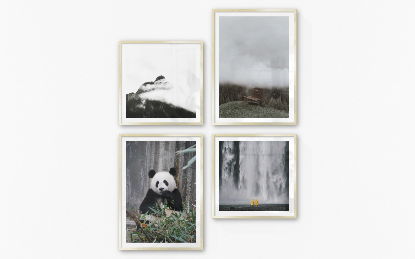 Tavelvägg med ramar i guld i storlekar 50x50 och 50x70 med posters med "Bergstoppar i dimma", "Bänk i dimmig natur", "Panda" och "Vattenfall med personer"