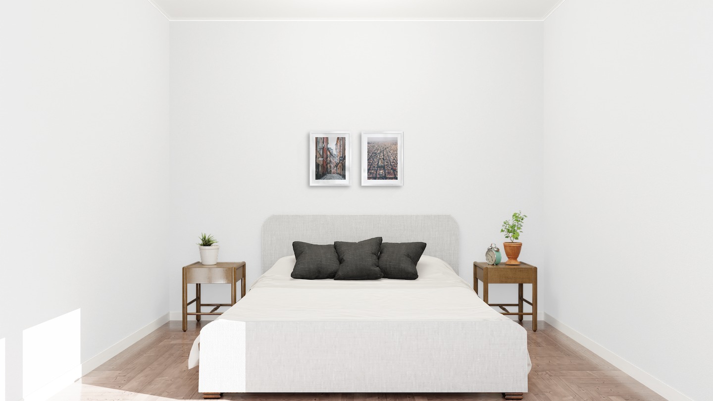 Tavelvägg med ramar i silver i storlekar 30x40 med posters med "Gamla stan i Stockholm" och "Barcelona stadskärna"