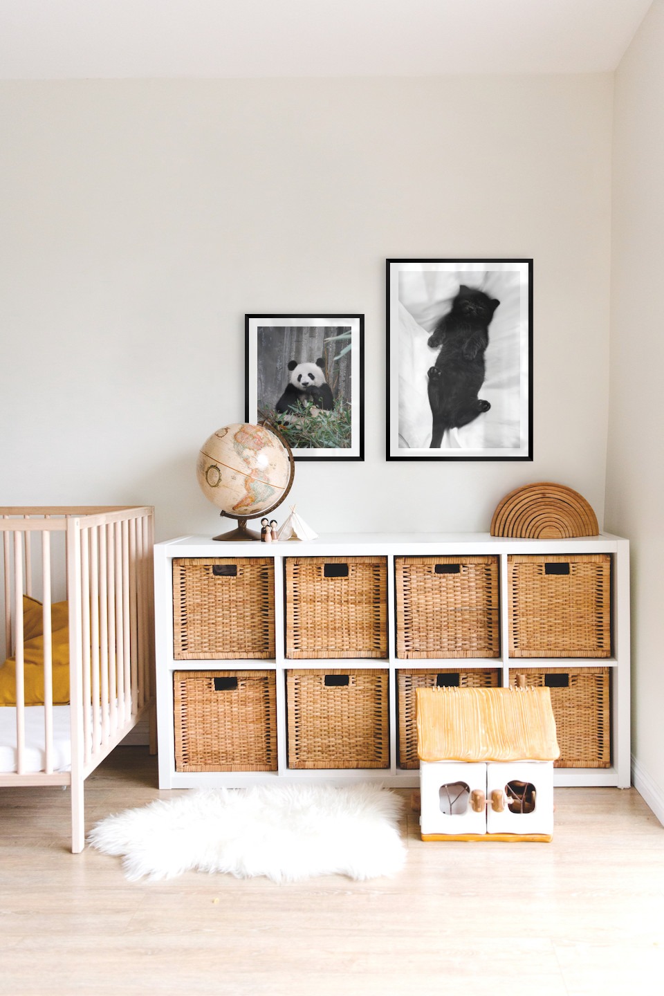 Tavelvägg med ramar i svart i storlekar 40x50 och 50x70 med posters med "Panda" och "Katt i säng"