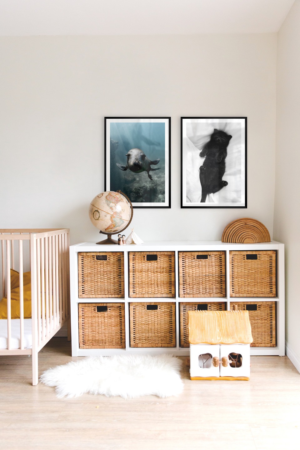 Tavelvägg med ramar i svart i storlekar 50x70 med posters med "Säl i vattnet" och "Katt i säng"