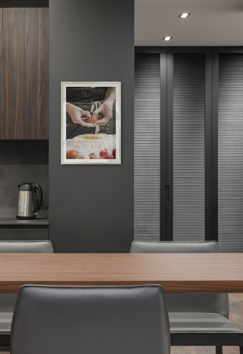 Tavelvägg med ram i guld i storlek 50x70 med poster med "Hemmagjord pasta"