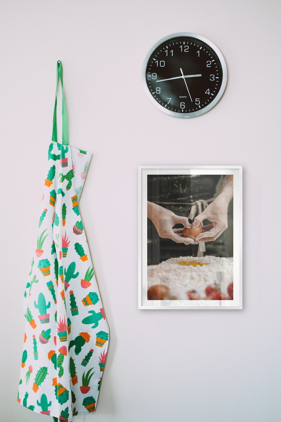 Tavelvägg med ram i silver i storlek 50x70 med poster med "Hemmagjord pasta"