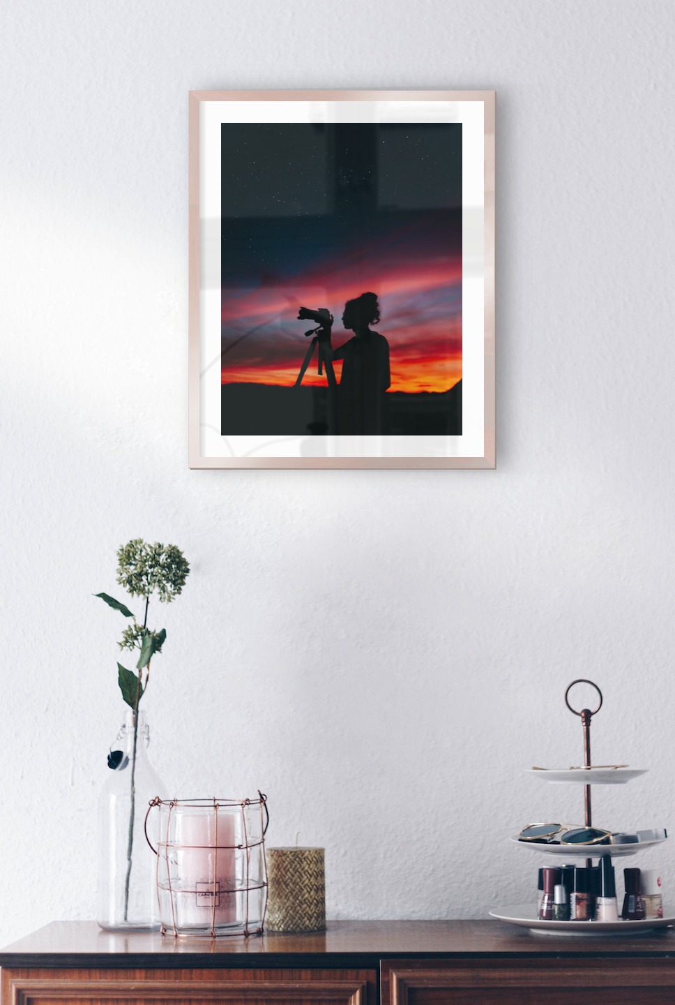 Tavelvägg med ram i koppar i storlek 40x50 med poster med "Fotograf i natten"