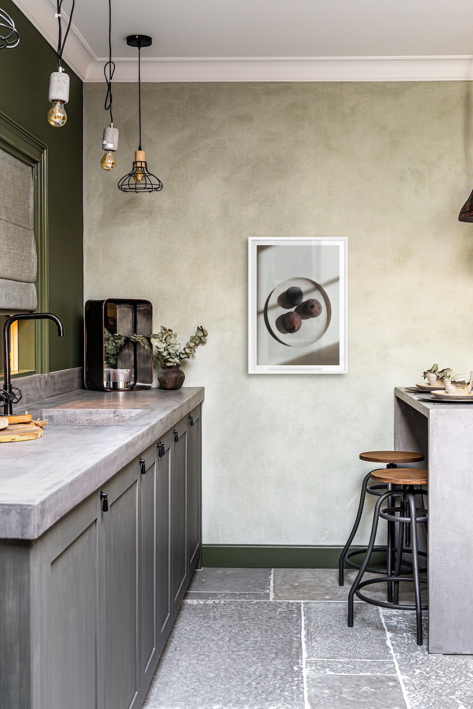 Tavelvägg med ram i vitt i storlek 50x70 med poster med "Frukt på tallrik"