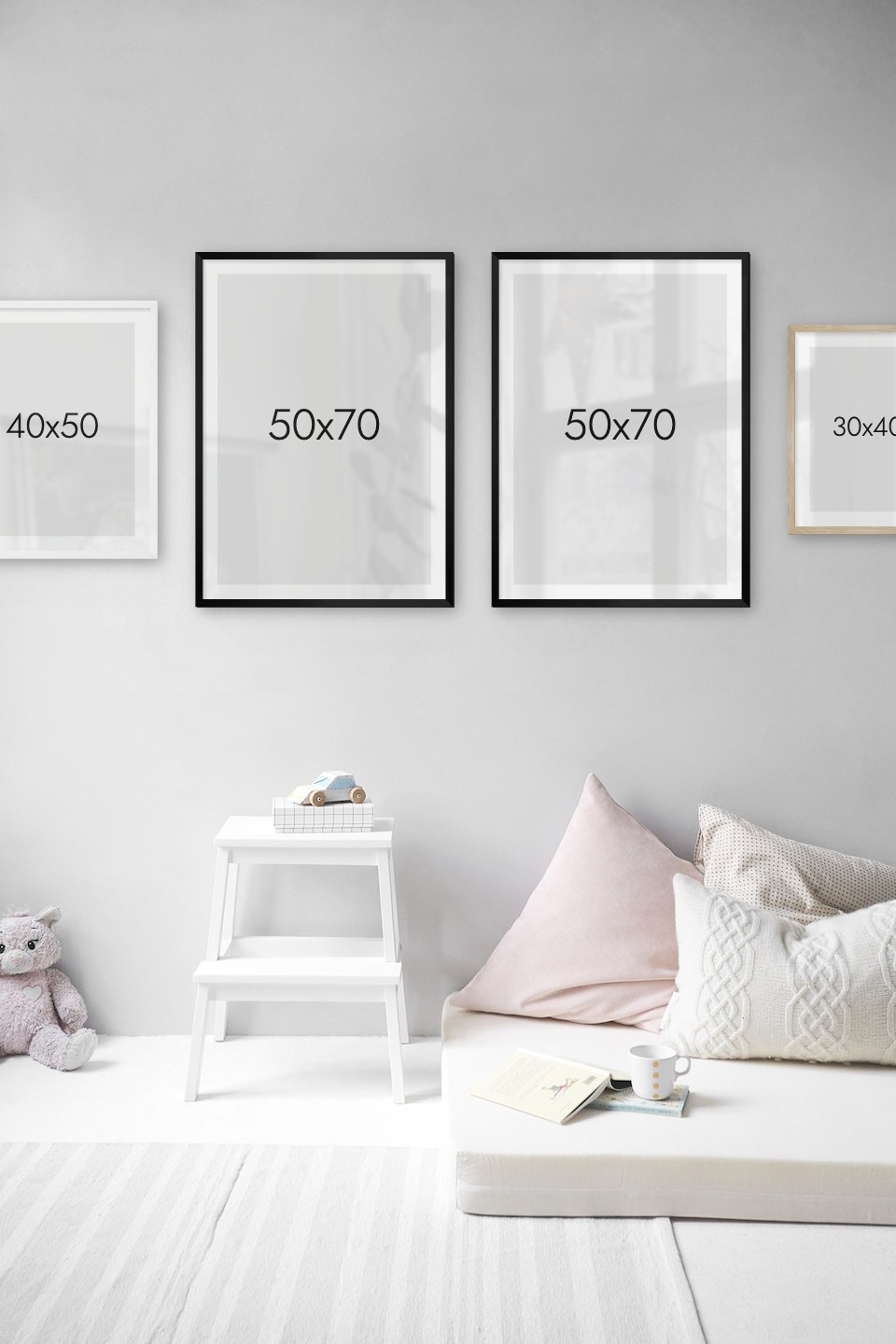 Tavelvägg med ramar i vitt, svart och trä i storlekar 40x50, 50x70 och 30x40
